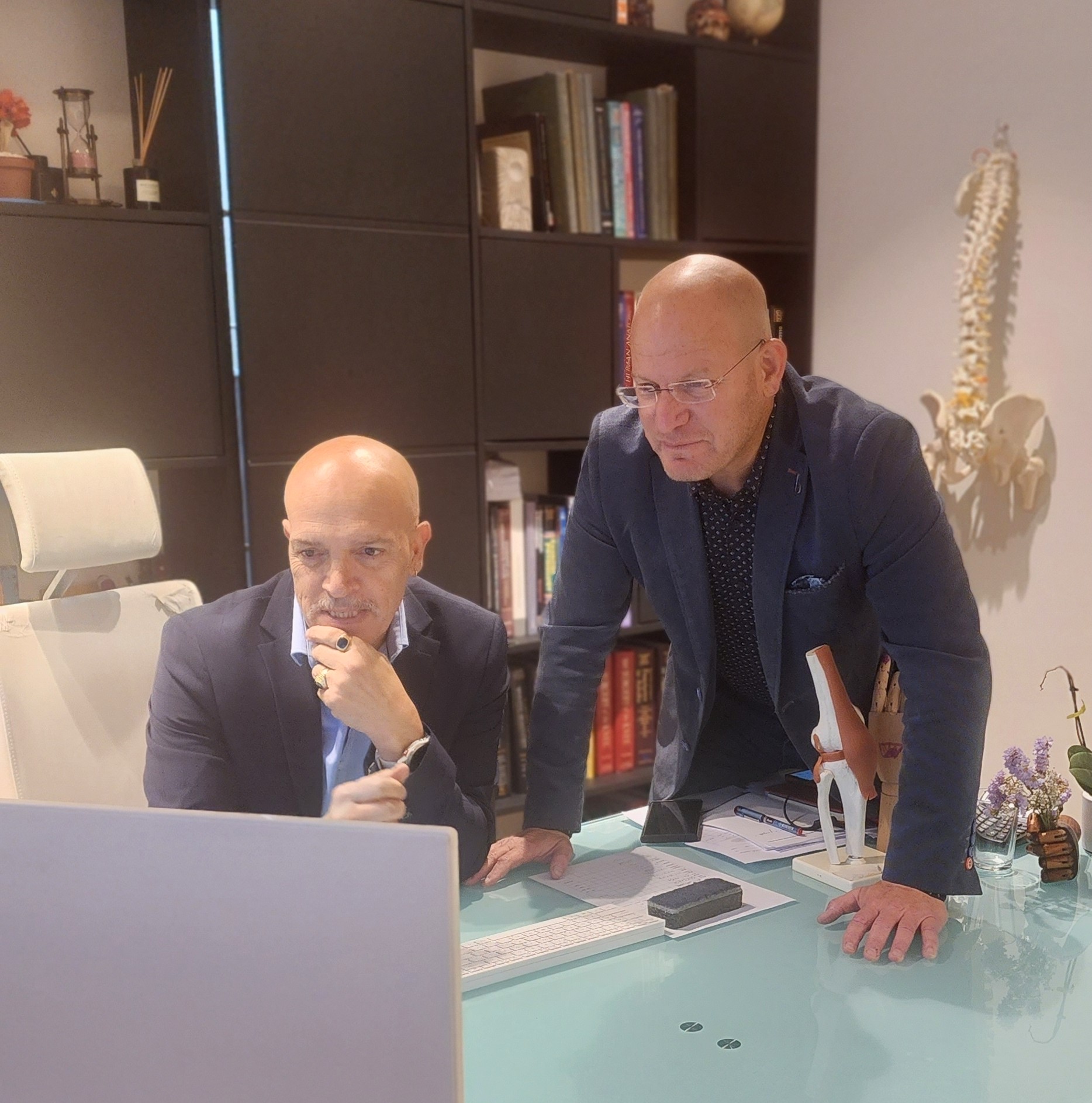 דר' אלבז ודר' מור. הרופאים שפיתחו אמצעי לטיפול מוכח בכאבי ברכיים.